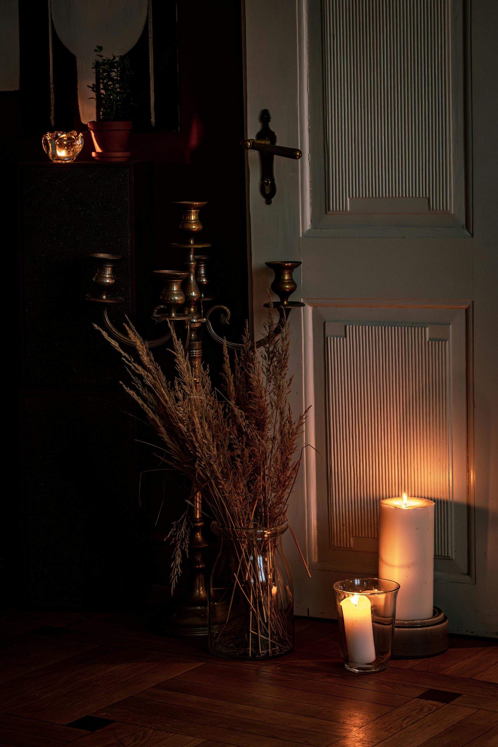Dunkles Zimmer, warme Lichtquelle, Holzboden